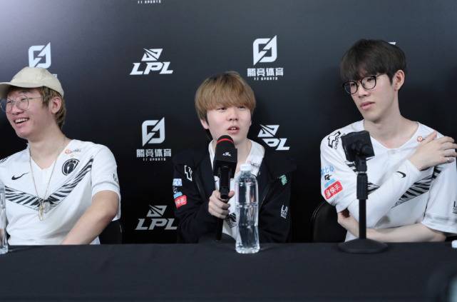 两败俱伤!勇记:若库明加签了资质报价 那他将毫无交易价值