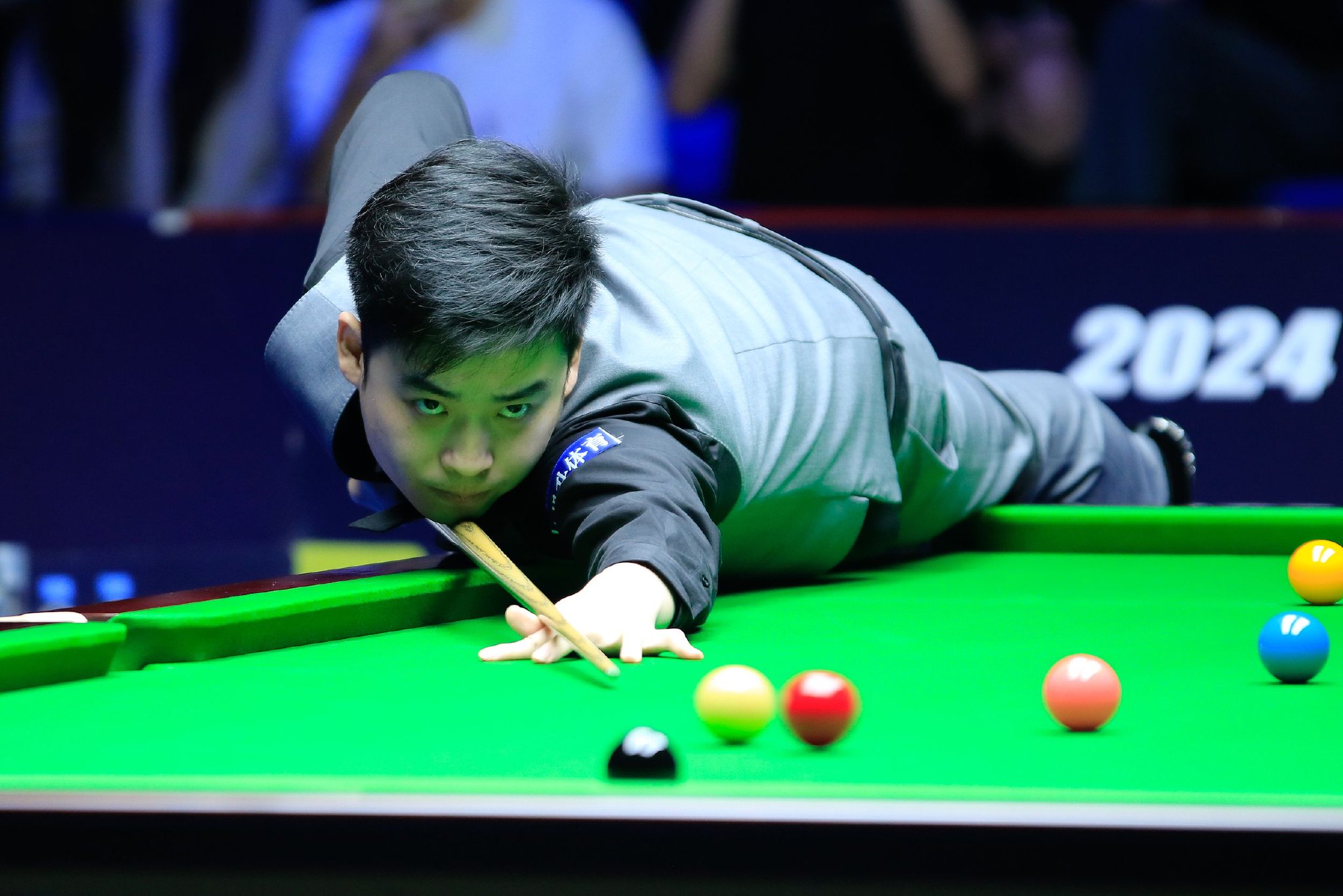 莱万继续保 莱万继续保