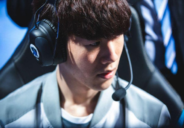 考虑下场欧冠关闭南看台，德雷森：放烟火的球迷需管理